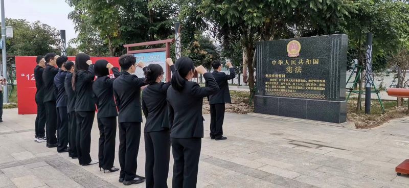 12月6日，吴川法院党组成员、副院长徐小新带领干警在吴川法治文化公园开展宪法宣誓仪式。2.jpg